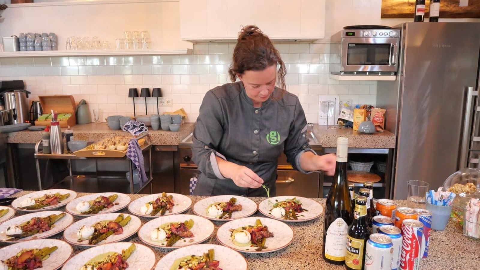 privechef iris maakt het hoofdgerecht op