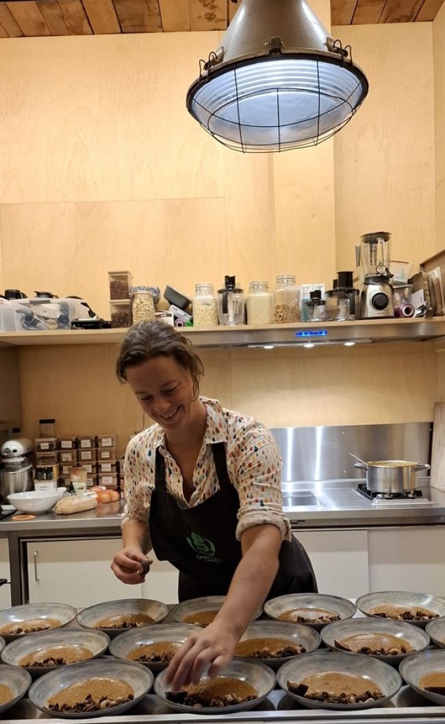 chef iris maakt de ontbijtjes op locatie