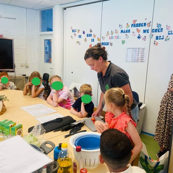 Kinderen koken in de klas
