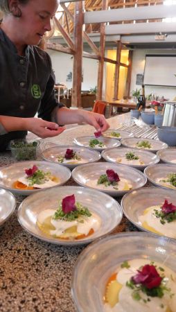 privechef iris maakt borden op